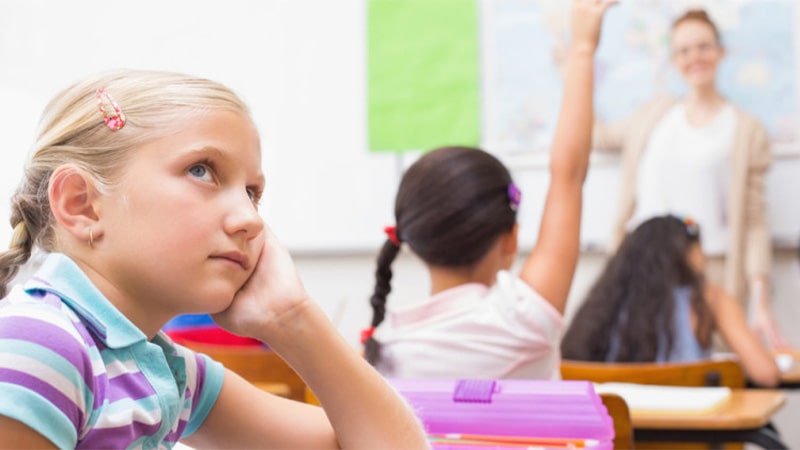برخی از علائم احتمالی کاهش شنوایی کودک در سنین مدرسه
