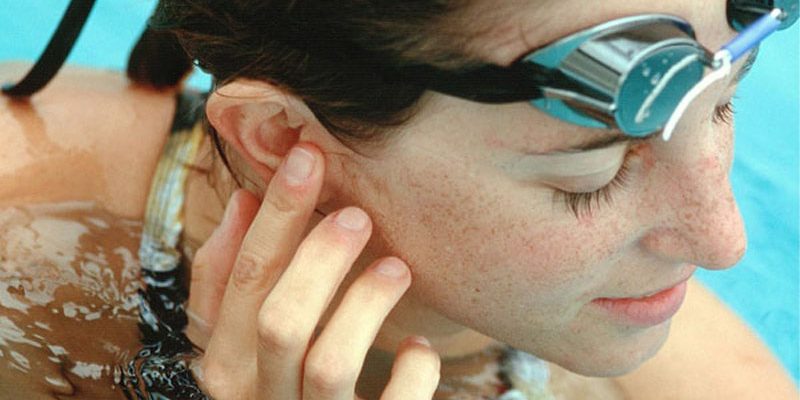 علائم بیماری گوش شناگر چیست؟
