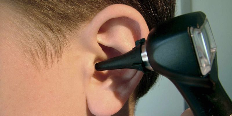 علت و عوارض عفونت گوش میانی چیست؟